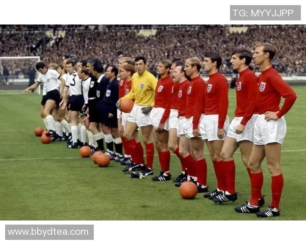 足球巨星同框合影展现荣耀时刻 球场传奇汇聚一堂见证历史瞬间